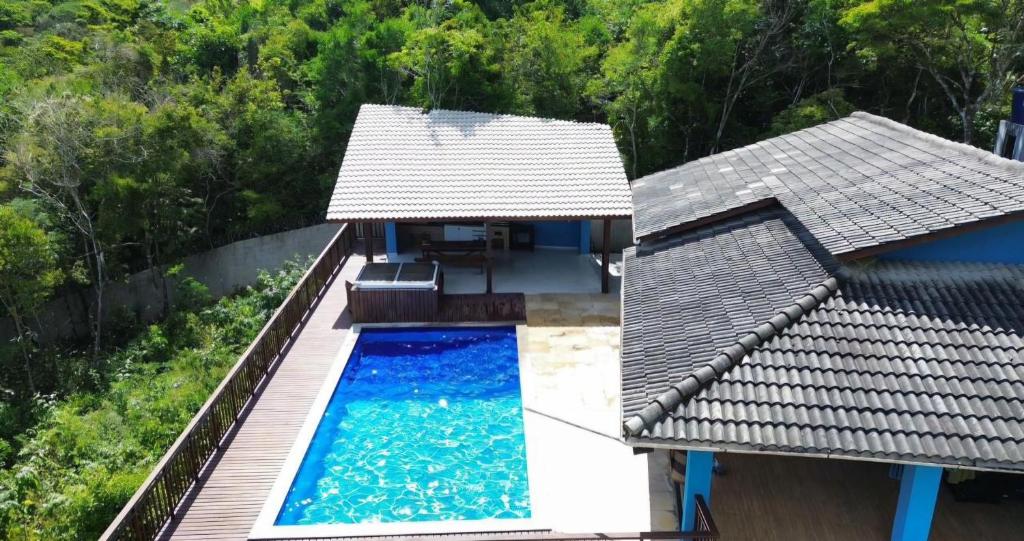Luftaufnahme eines Hauses mit Swimmingpool in der Unterkunft Recanto do Céu in Pacoti