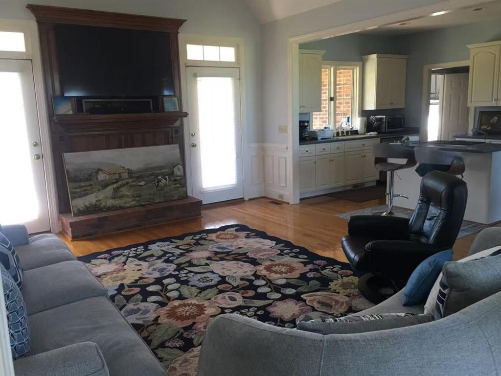 Nhà bếp/bếp nhỏ tại Discover small-town charm and Southern hospitality