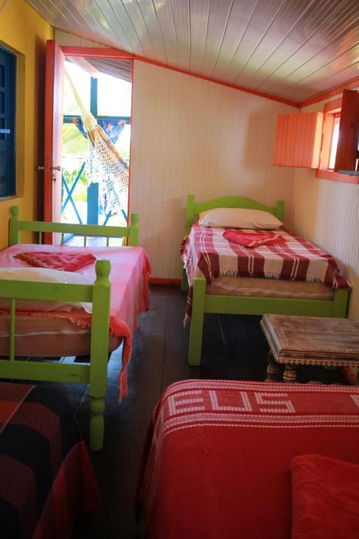 a room with two beds and a window at Casa Galeguita in Pipa