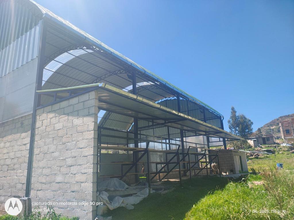 Bygningen som campingpladsen ligger i