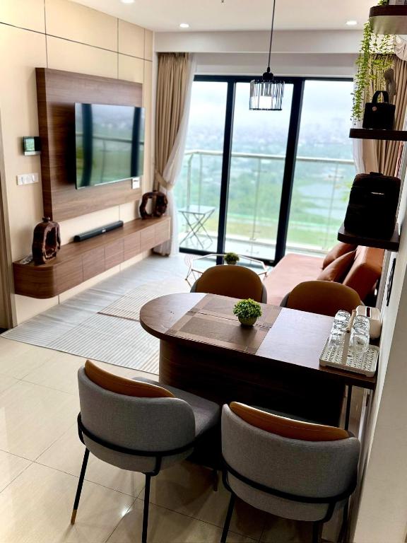 a living room with a table and chairs at Winna Homestay - Nera Garden Huế in Thôn Văn Dương