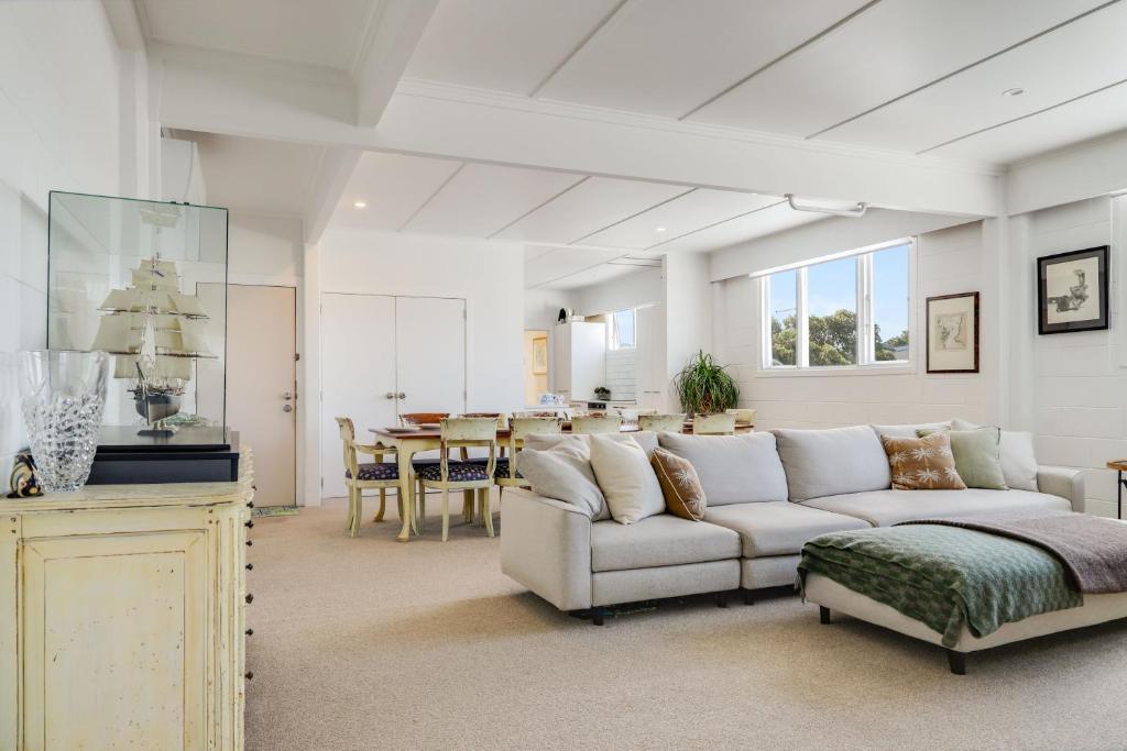 Khu vực ghế ngồi tại Hosts on the Coast The Whitianga Loft