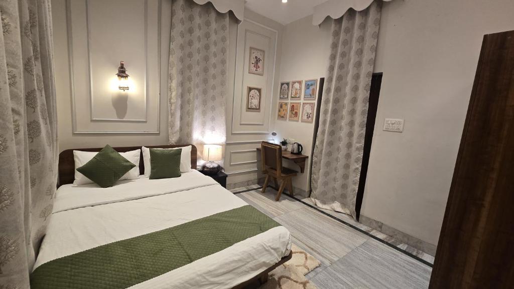 Postel nebo postele na pokoji v ubytování Shaam e Banaras Villas and retreat