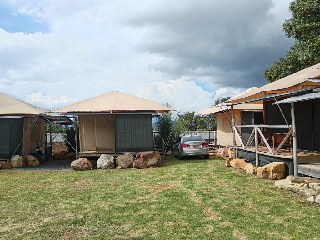una casa con una macchina parcheggiata nel cortile di Glamping Villa de Leyva a Estación El Salto