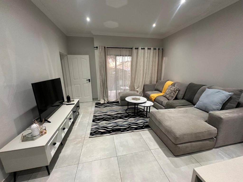 Photo inspiration: Gallery Detail: Luxury Modern Apartment In Bryanston With Fast Wi Fi Balcony