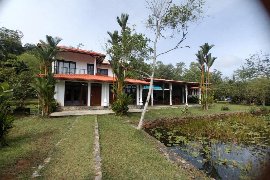 una casa con un estanque delante de ella en Samaya Waters Bentota, en Haburugala