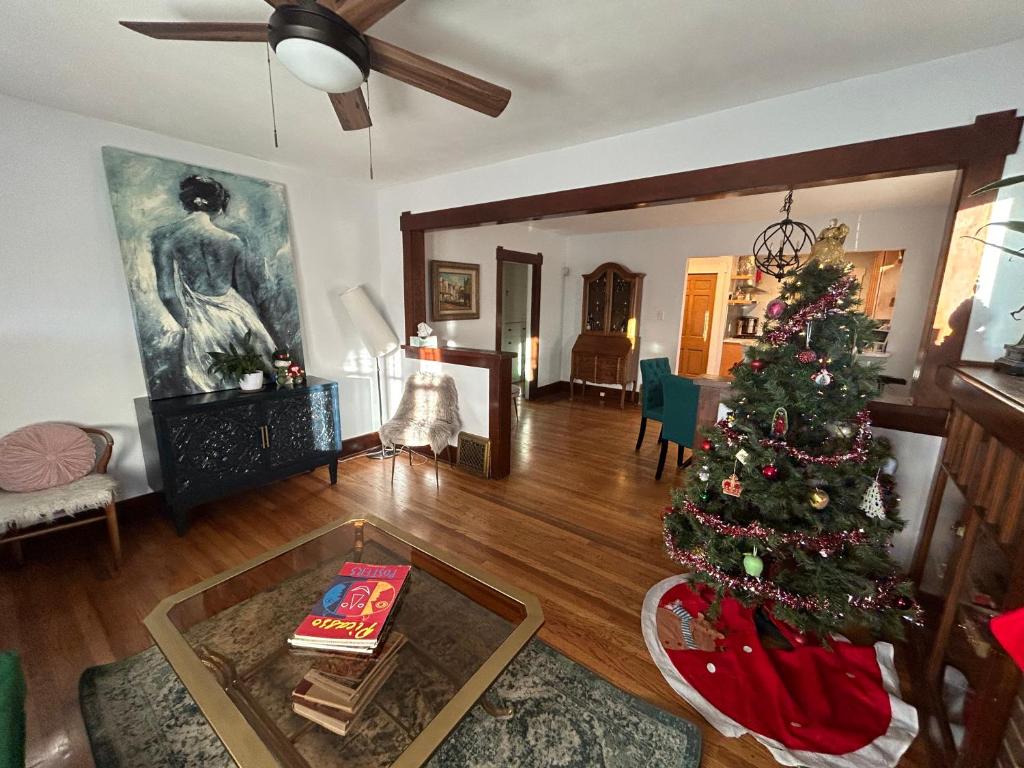 un soggiorno con un albero di Natale di A Beautiful 1920's classic in the Heart of it All-Coffee, Dining, & medical care nearby a Denver