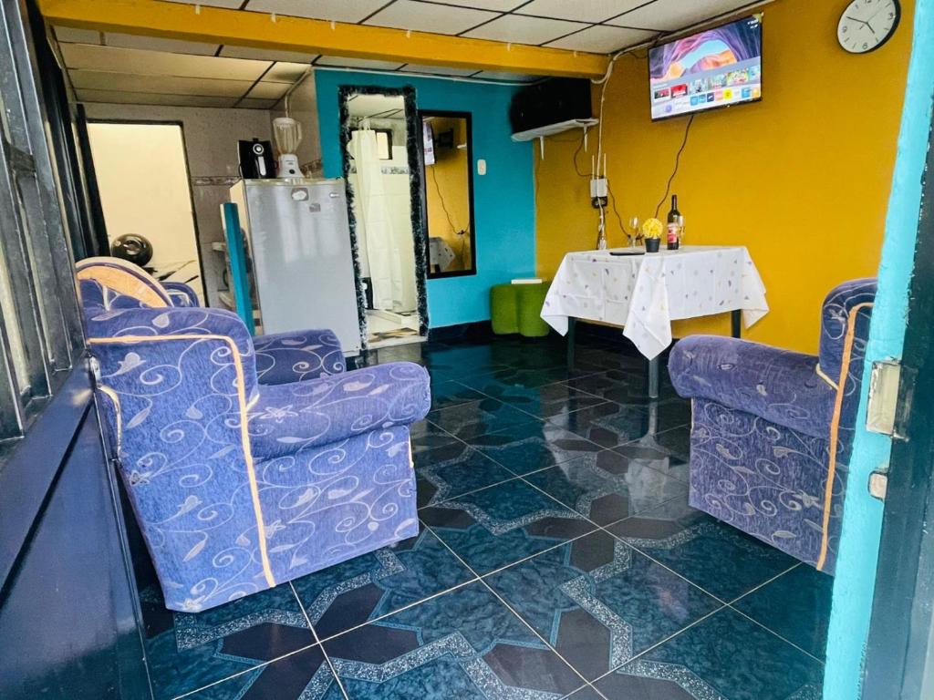 une pièce avec une table et deux chaises et une table et une table dans l'établissement Casa Colores, à Murillo