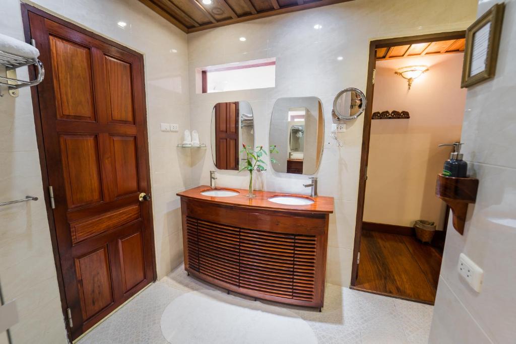 Premium ensuite bathroom layout inside the junior suite