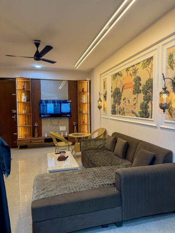 TV a/nebo společenská místnost v ubytování Vaidehi Vibe's by Vikas