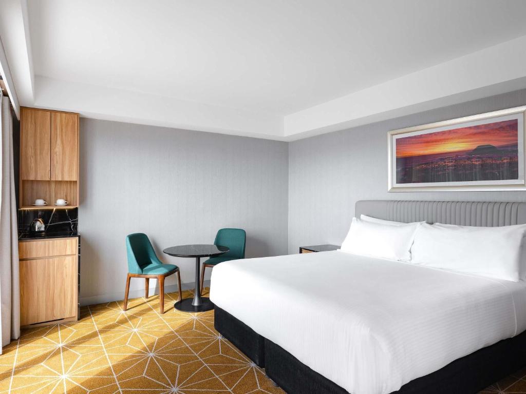 Travel Proud Sustainability certification Mantra Melbourne Airport - Premium King Suite