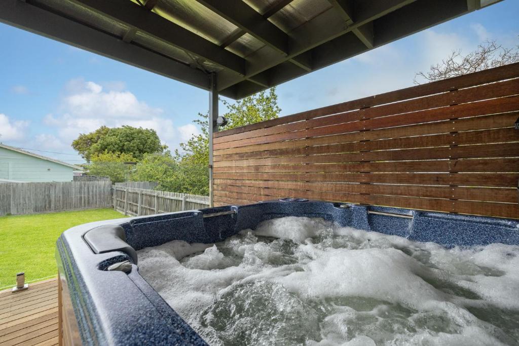 een bad gevuld met water in een achtertuin bij Irving House in Cowes