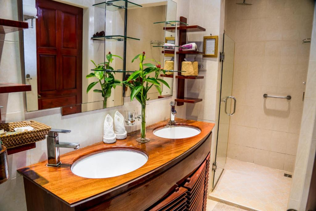 Deluxe Riverview En-suite Bathroom Layout