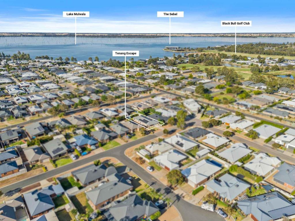 een luchtfoto van een buitenwijk met gebouwen bij Tenang Escape Yarrawonga in Yarrawonga