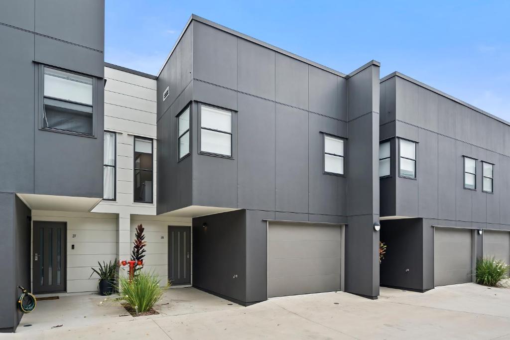 ein Bild von einem grauen Haus in der Unterkunft Beacon Central in Morayfield
