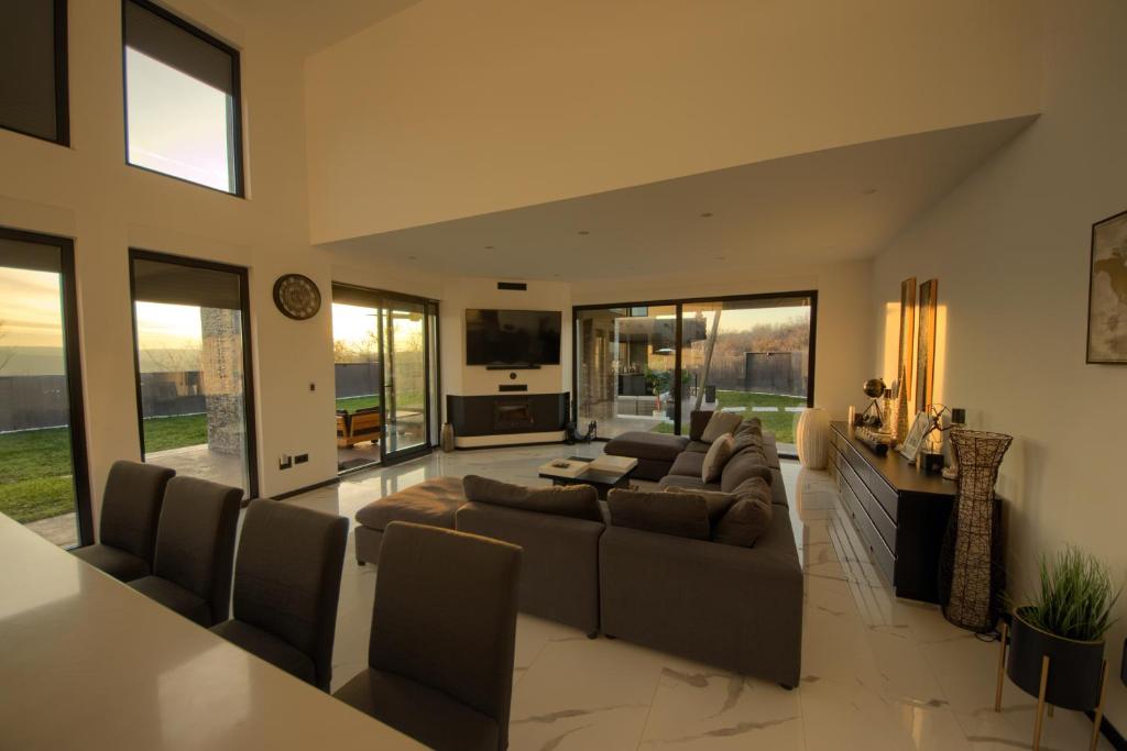 een woonkamer met banken en een tafel bij House California 