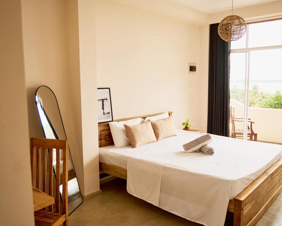 een slaapkamer met een bed en een raam bij Casa Banana in Weligama