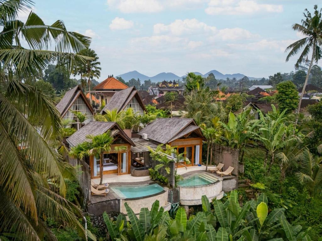 een luchtfoto van een villa met zwembad bij Govala Usada Ubud Villa in Ubud