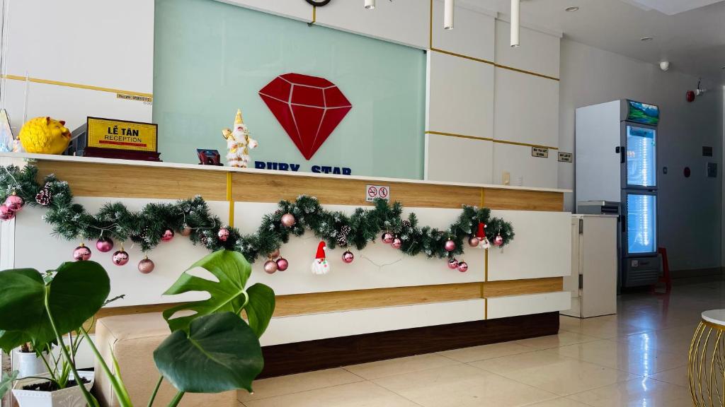 een lobby met kerstversieringen aan de muur bij Ruby Hotel Biển Vũng Tàu in Vung Tau