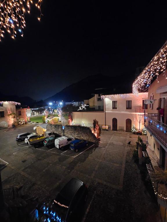vue d'un parking la nuit avec des lumières de Noël dans l'établissement Teuta, à Nago