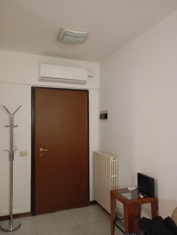a room with a brown door and a heater at Carinissimo vicino a Venezia in Jesolo