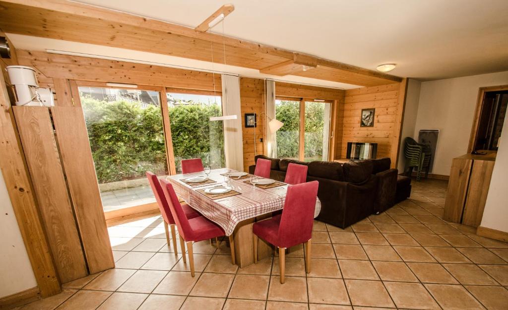 comedor con mesa y sillas rojas en Appartement Arbate, en Chamonix-Mont-Blanc