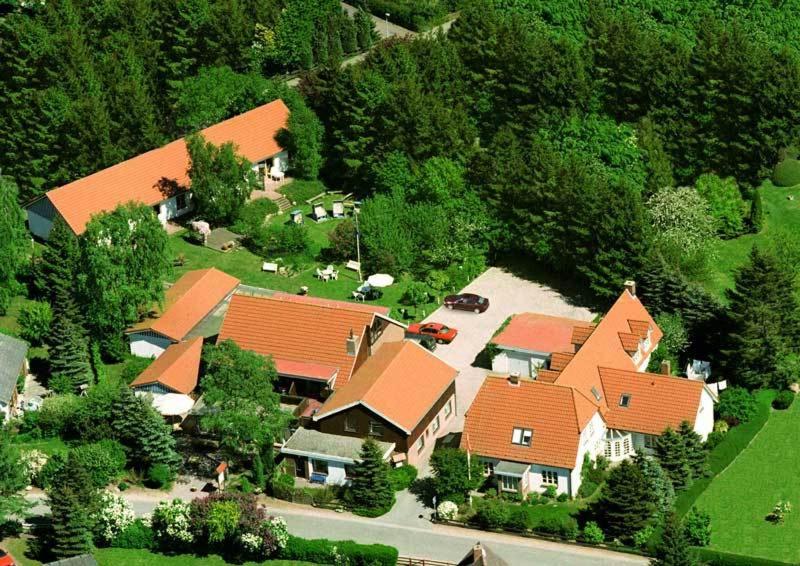 eine Luftansicht eines großen Hauses mit Hof in der Unterkunft Gästehaus Luv und Lee in Schwartbuck