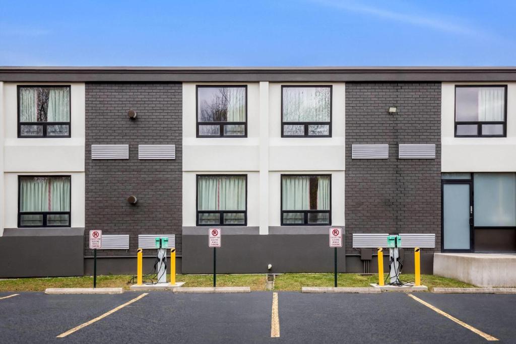 ein Parkplatz vor einem Gebäude in der Unterkunft Days Inn by Wyndham Liberty in Ferndale