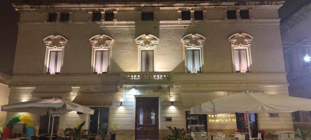 un edificio con due ombrelloni davanti di Apollo Theater Palace Lecce Exclusive Terrace a Lecce