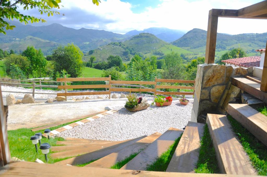 einen Garten mit einer Bank und Bergblick in der Unterkunft La Terraza de Onís in Bobia de Arriba