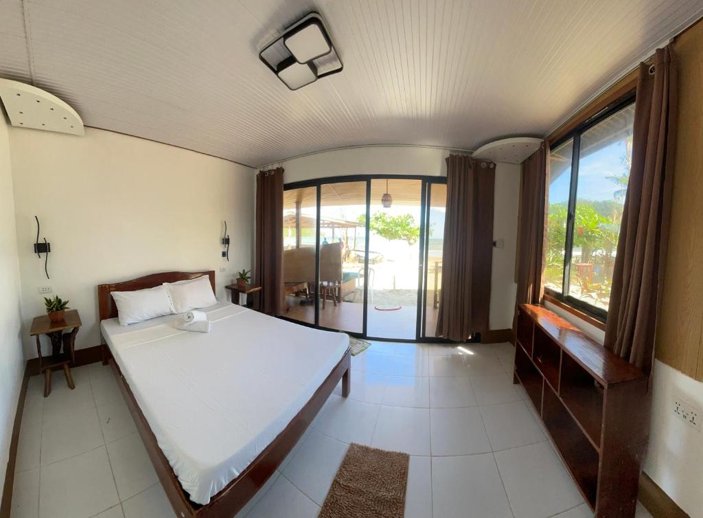 En eller flere senge i et værelse på Akoya Beach Park and Cottages - El Nido