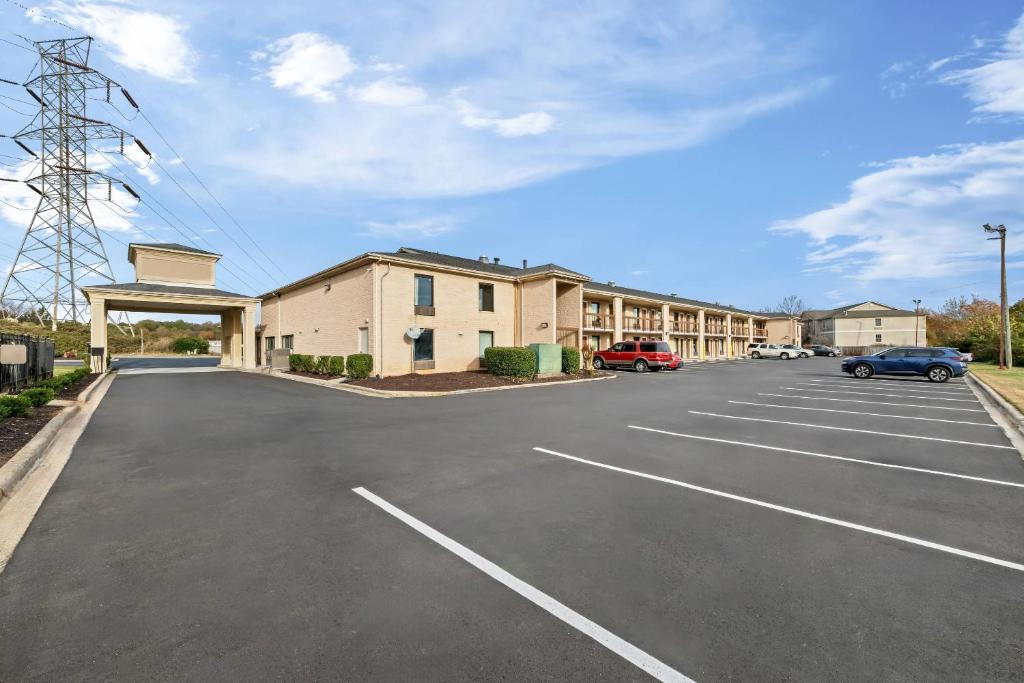 Un estacionamiento vacío frente a un edificio en Econo Lodge Kannapolis - Concord, en Kannapolis