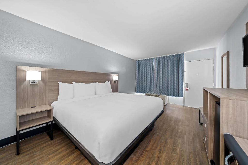 a large white bed in a hotel room at Econo Lodge Daytona Beach - Speedway in Daytona Beach