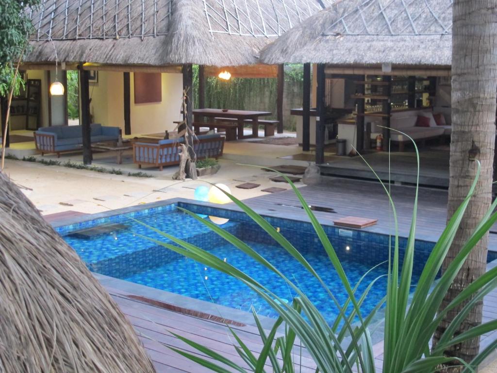 a villa with a swimming pool and a house at Villa Samudera in Nusa Lembongan