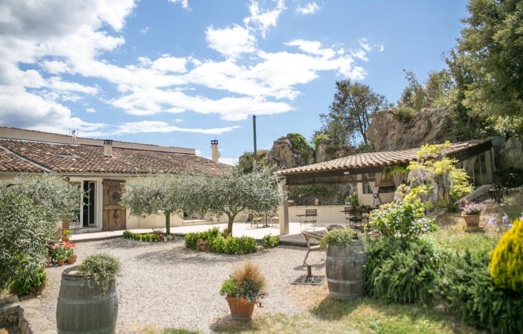 un jardín frente a una casa en Campagne de la source St Martin B&B en Cotignac