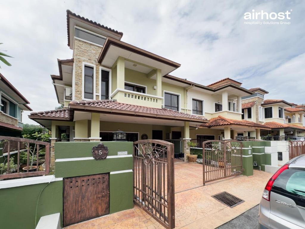 Family House at Kemensah Heights Ampang 3BR for 11pax