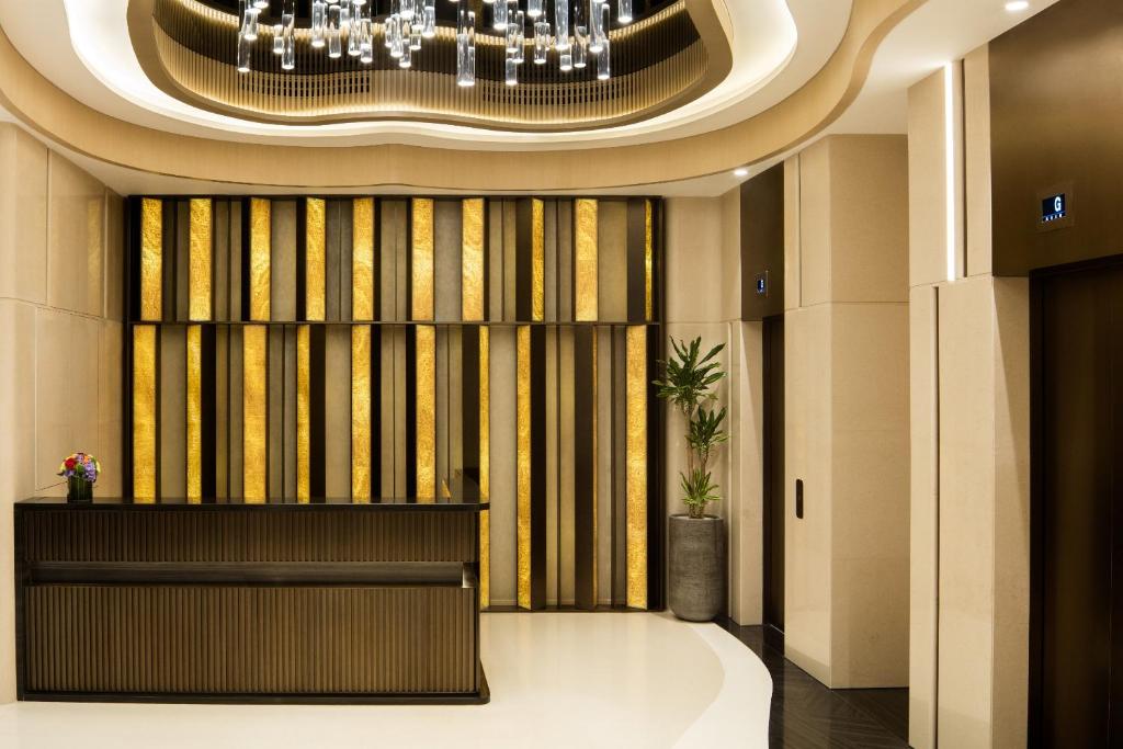 Un pat sau paturi într-o cameră la Burlington Hotel