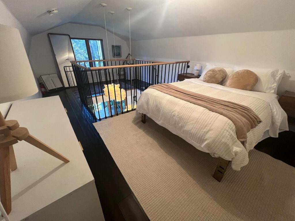 ein Schlafzimmer mit einem Bett mit weißen Laken und Kissen in der Unterkunft Topanga Garden Paradise 1BR - in the Heart of PO Tract in Topanga