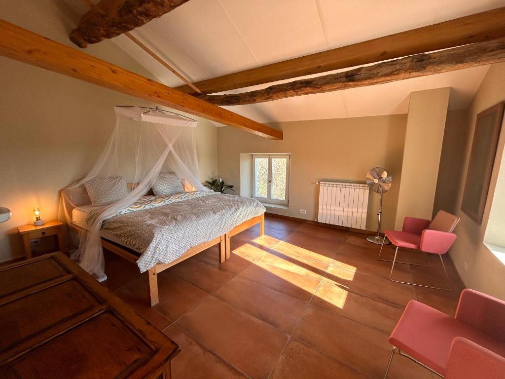ein Schlafzimmer mit einem Bett mit Moskitonetz in der Unterkunft Private secluded villa for 20 guests on large private estate - Cairo Montenotte - Tenniscourt - Savone in Cairo Montenotte
