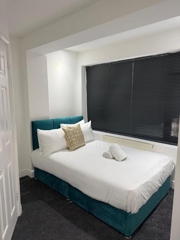 哈姆斯沃思Moor Layover Heathrow - Cozy Crew Stay - 10 min to Airport的房间里有一张大床，窗户很大