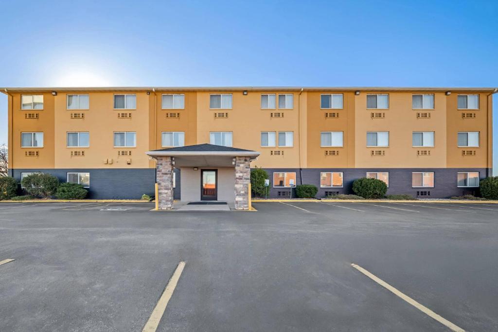 an empty parking lot in front of a large building at Quality Inn Dubuque on Hwy 20 in Dubuque