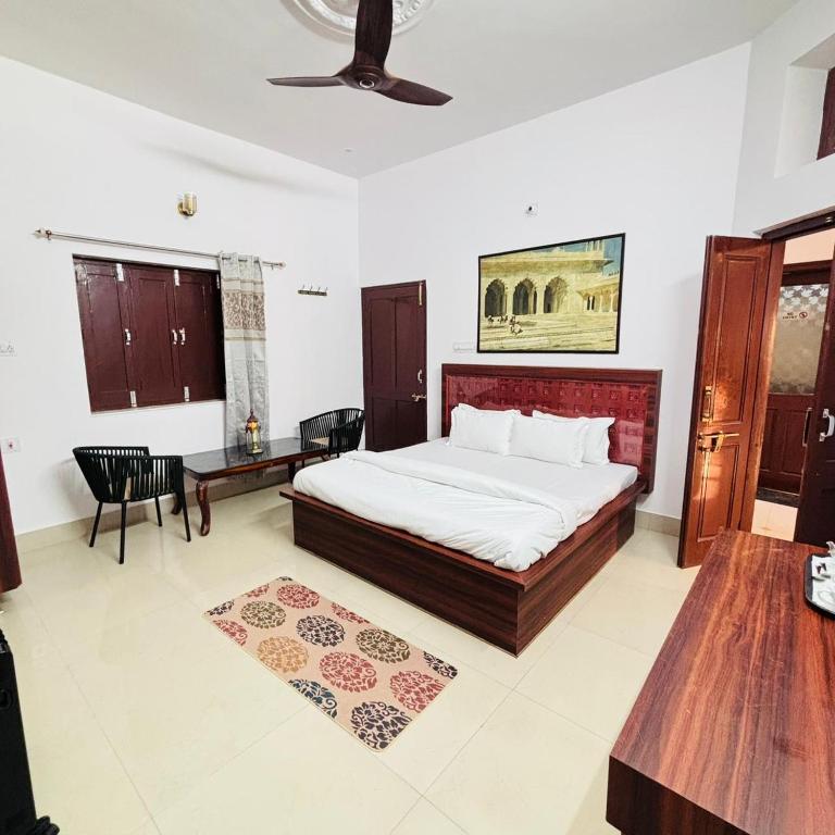 Postel nebo postele na pokoji v ubytování Kesar Mahal