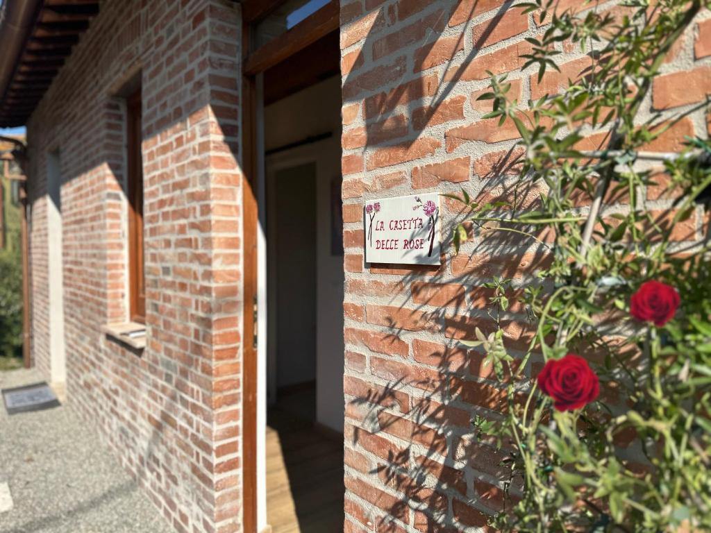 un panneau sur le côté d'un bâtiment en briques dans l'établissement L'Albero di Gamelì Apartments, à Chiusi