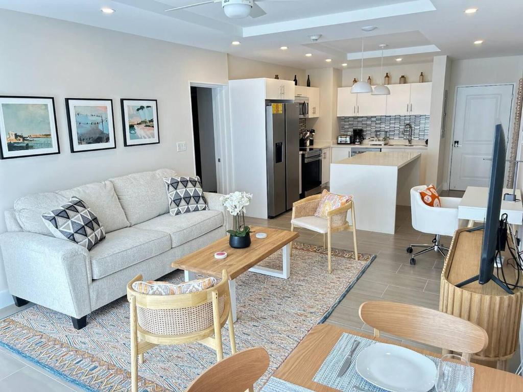 een woonkamer met een bank en een tafel bij Coral Beach 204 - by ZenBreak in Saint Peter