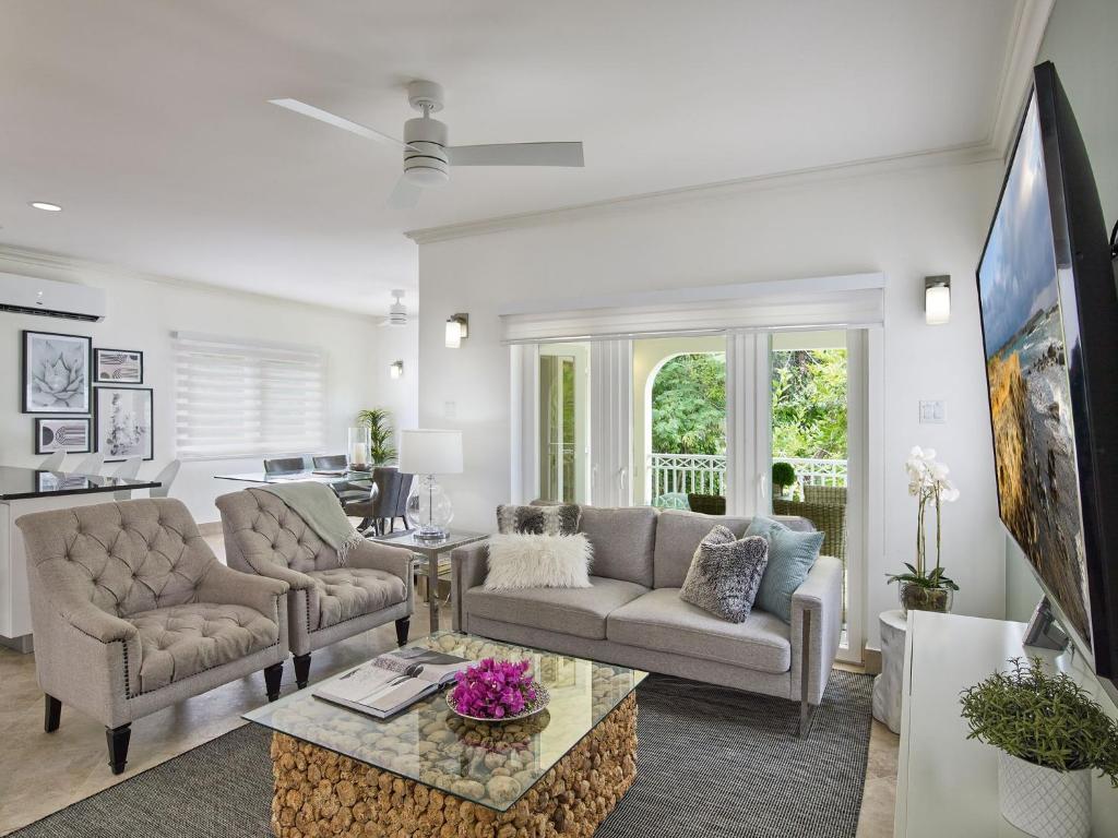 un soggiorno con due divani e un tavolo di KingsGate 1 - by ZenBreak a Saint Peter