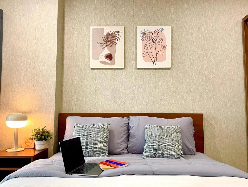 Postel nebo postele na pokoji v ubytování 1-Min Walk to BTS Thonglor Simple Spotless Great Value Stay
