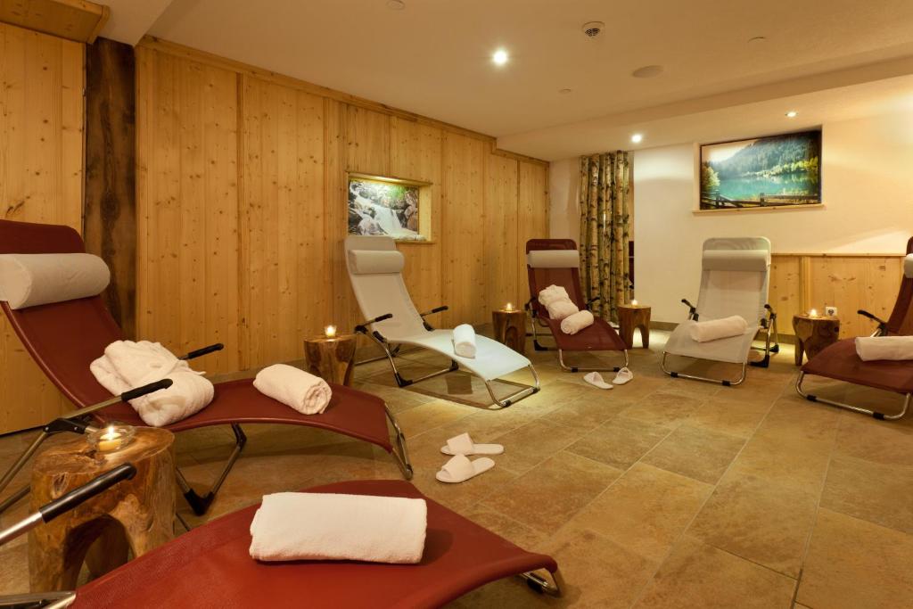 a room with a bunch of chairs and towels at Hotel Montfort in Sankt Anton am Arlberg