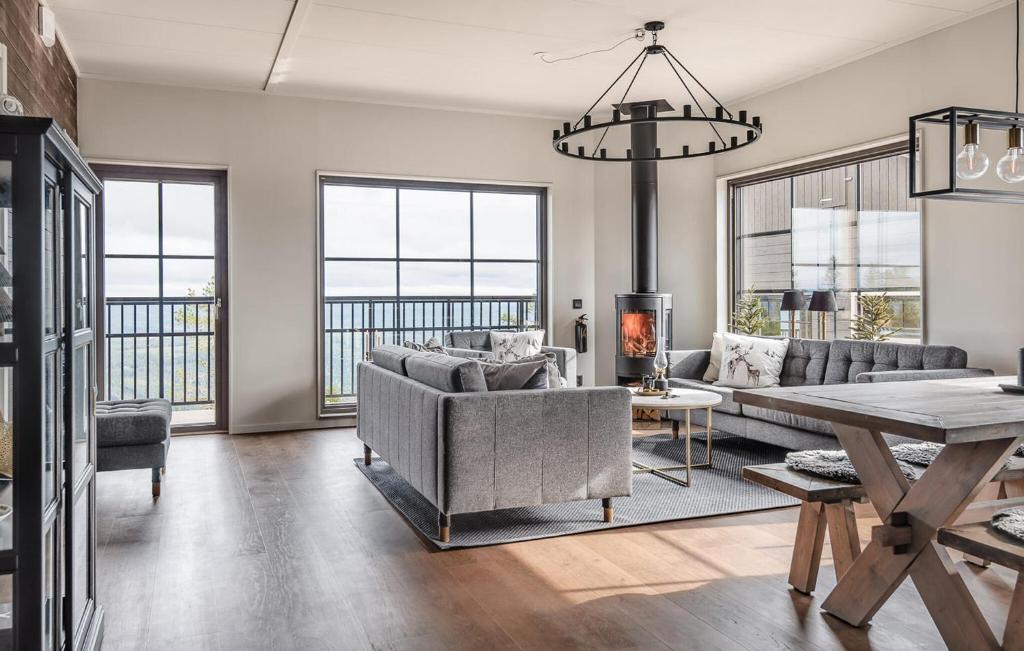 Et opholdsområde på Cozy Apartment In Sysslebäck With Sauna