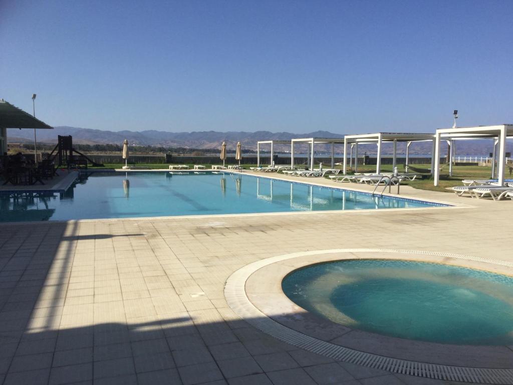 una grande piscina in un grande edificio di Aphrodite Beachfront Apartment a Ghaziveran