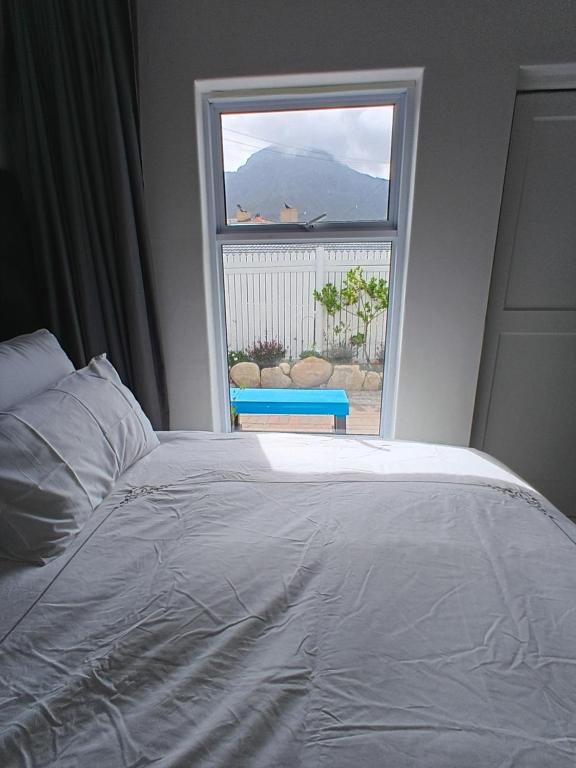 Giường trong phòng chung tại Nirvana Cottage Houtbay